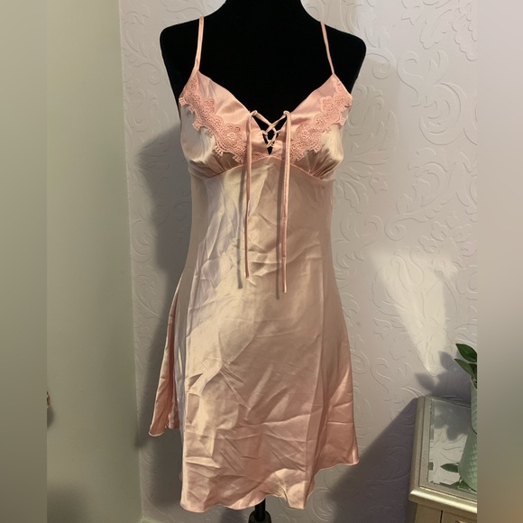 Pink satin nightgown & robe set - Picture 3 of 7